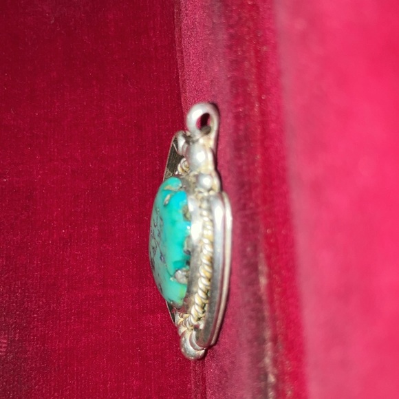 Turquoise-925 Sterling Silver Pendant- Beautifully Crafted Vintage Pendant - Picture 7 of 8
